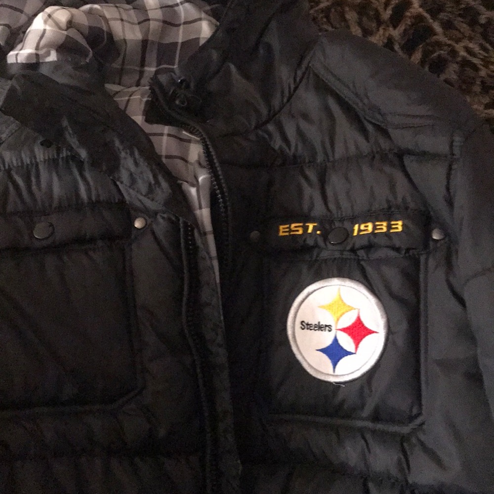 Steelers puffer jacket! Two breast pockets Large